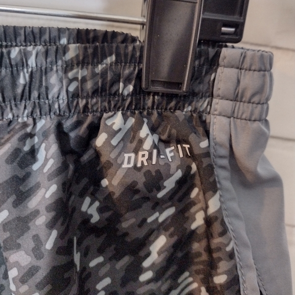 Nike Dri-Fit Gray Patterned Workout Jogger Shorts - Picture 5 of 10